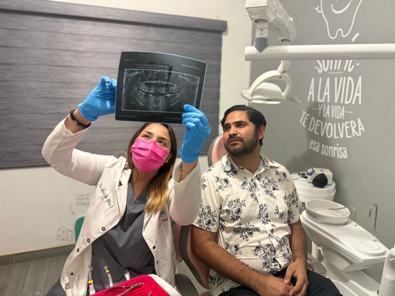 Especialista de Aza Dental Estudio mostrando radiografía a paciente
