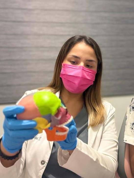 Dra. Azalea Villegas Valenzuela, especialista en ortodoncia y ortopedia maxilofacial